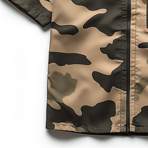 Camisa de manga corta con solapa y cremallera con estampado de camuflaje informal retro para hombre