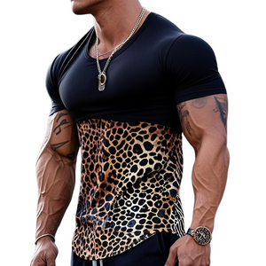 Camiseta ajustada de manga corta con cuello redondo y parches de colores en contraste con estampado de leopardo para hombre