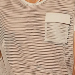 Camiseta sin mangas informal de malla con bolsillo en el pecho y cuello redondo para hombre