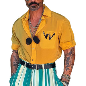 Herrenhemd mit lockerem Revers und Buchstabendruck, kurzärmelig