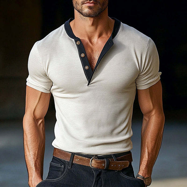 Camiseta de manga corta con cuello Henley y colores contrastantes para hombre