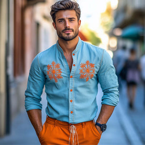 Hellblaues Jeanshemd mit Kontraststickerei für Herren