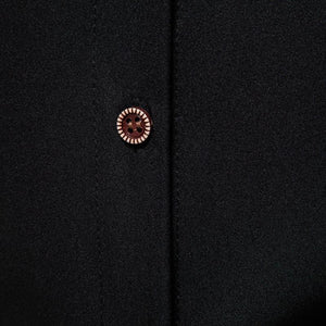 Camisa informal de manga larga con solapa inclinada y corte entallado asimétrico para hombre