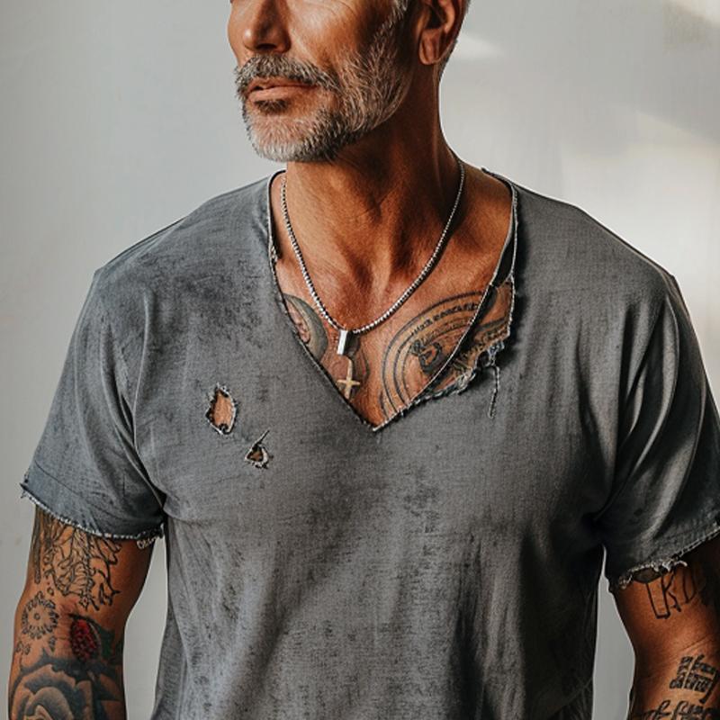 Herren-T-Shirt im Used-Look mit zerrissenen Kanten und V-Ausschnitt, kurzärmelig