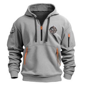 SUDADERA DEPORTIVA CASUAL PARA HOMBRE CON MÚLTIPLES CREMALLERAS EN EL BRAZO Y BORDADO CON INSIGNIA SUDADERA CON CAPUCHA