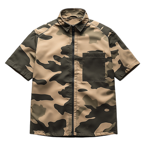 Camisa de manga corta con solapa y cremallera con estampado de camuflaje informal retro para hombre