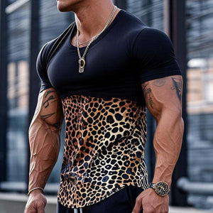 Camiseta ajustada de manga corta con cuello redondo y parches de colores en contraste con estampado de leopardo para hombre