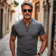 Camiseta de manga corta ajustada con cuello con cremallera y rayas grises para hombre 