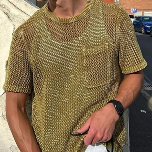 Lässiges Herren-T-Shirt mit Rundhalsausschnitt, lockerem Strick und kurzen Ärmeln (Tanktop ausgeschlossen)