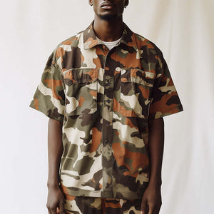 Camisa casual de manga corta con estampado de camuflaje para hombre