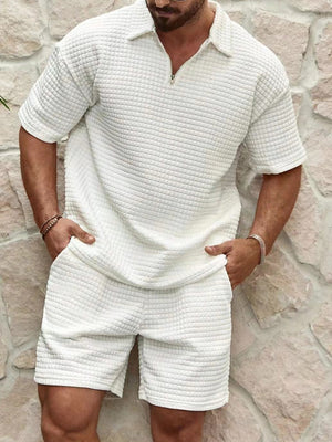 CÓMODO CONJUNTO DEPORTIVO DE POLO DE COLOR LISO CON ESTAMPADO DE GOFRE