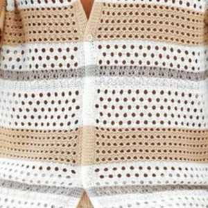 Conjunto informal de cárdigan holgado con solapa y botonadura sencilla para hombre, pantalones cortos con cintura elástica y punto calado a rayas