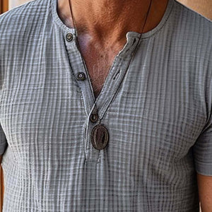 Camiseta informal de manga corta con cuello henley y diseño entallado para hombre