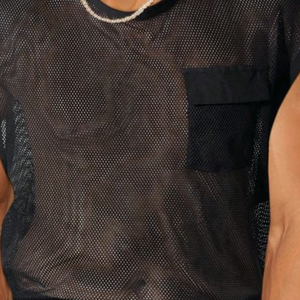 Camiseta sin mangas informal de malla con bolsillo en el pecho y cuello redondo para hombre