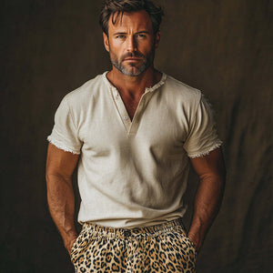 Camiseta cómoda de verano color caqui claro con cuello en V y bordes sin rematar para hombre