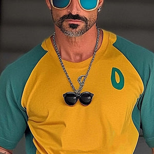 Camiseta deportiva de manga corta con cuello redondo y colores contrastantes para hombre