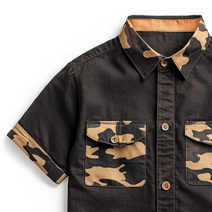 Camisa de manga corta con solapa y botones con estampado de camuflaje informal retro para hombre